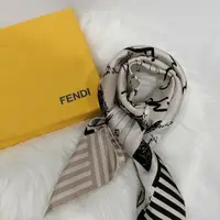 在飛比找PopChill優惠-[二手] FENDI 芬迪 白色線條包包造型方巾/絲巾