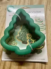 Vintage 1998 NOS Wilton Comfort Grip Christmas Tree Cookie Cutter