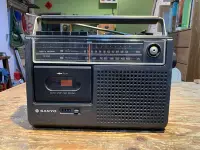 在飛比找Yahoo!奇摩拍賣優惠-日本三洋古典手提收音機  日本製  sanyo收音機
