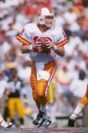 Quarterback Trent Dilfer Tampa Bay Buccaneers drops back to pas- 1996 Old Photo