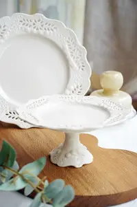 在飛比找樂天市場購物網優惠-白色浮雕鏤空陶瓷蛋糕托盤 白色婚禮甜品點心高腳盤 歐式宮廷簡
