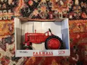 ERTL - McCormick Farmall Super-AV Tractor - 1:16 Scale