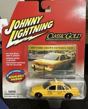 Johnny Lightning - Classic Gold - 1997 Ford Crown Victoria Taxi