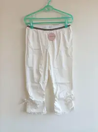 在飛比找Yahoo!奇摩拍賣優惠-全新白色緞面蕾絲七分褲