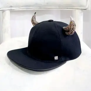 法國奢侈名牌GIVENCHY黑色帆布魔鬼金屬拼樹脂尖牛角/羊角鴨舌帽