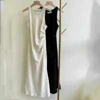 在飛比找momo購物網優惠-【MANI 瑪尼】韓版 修身剪裁特殊抓褶造型長洋裝-兩色 黑