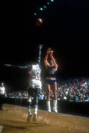 Mike Bratz Phoenix Suns shoots over Bob Dandridge Washington Bulle- Old Photo