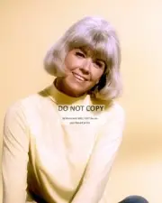 DORIS DAY IN "THE DORIS DAY SHOW" - 8X10 PUBLICITY PHOTO (NN-155)
