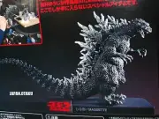 H.J. YUJI SAKAI'S PRODUCE GODZILLA DREAM BOOK & GODZILLA 2000 MAQUETTE MODEL
