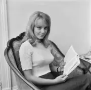 English Actress Elaine Taylor Reading A Book At Home 1966 OLD PHOTO