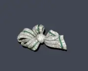 Gorgeous Vintage Ribbon Bow Design 6.22TCW White CZ & Green Emerald Deco Brooch
