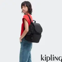 在飛比找momo購物網優惠-【KIPLING官方旗艦館】經典黑菱格紋印花拉鍊掀蓋後背包-