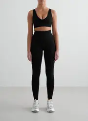 [AIM'N AU] Black Shape Seamless Tights & Deep Cut Bra Set