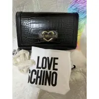 在飛比找蝦皮購物優惠-LOVE MOSCHINO 黑色鱷魚壓紋斜背包（全新）