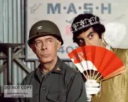 HARRY MORGAN AND JAMIE FARR IN "M*A*S*H" MASH - 8X10 PUBLICITY PHOTO (WW-228)