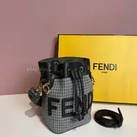 在飛比找PopChill優惠-[二手] FENDI 千鳥格紋羊毛迷你水桶包