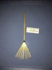 MINIATURE DOLLHOUSE 1:12 SCALE LEAF RAKE/BAMBOO RAKE SIR THOMAS THUMB - 514