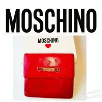 在飛比找Yahoo!奇摩拍賣優惠-MOSCHINO 金色標字紋 壓紋 皮包 紅色皮夾 信用卡 