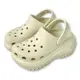 Crocs 卡駱馳 經典光輪克駱格 MEGA CRUSH CLOG 女 米色 增高中性鞋 休閒洞洞鞋 厚底涼鞋 穆勒懶人鞋 防水拖鞋 207988-2Y2