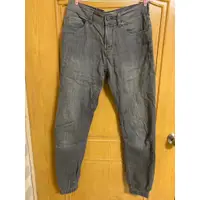 在飛比找蝦皮購物優惠-F004  Roots男生灰色長褲/無彈性刷舊復古縮口牛仔褲