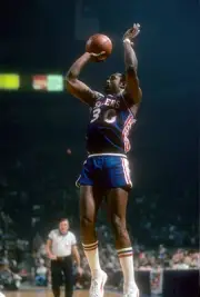 George McGinnis Philadelphia 76ers shoots his one handed jump sho- 1976 Photo