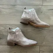 Dolce Vita. Tessey Ankle Boot. Dark Taupe Suede. Size 7.