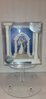 Wilton Wedding Cake Topper With Bride, Groom And Display