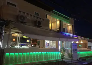 普吉島機場套房飯店及休閑吧 - 96俱樂部Phuket Airport Suites & Lounge Bar - Club 96