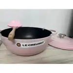 《全新未使用》LE CREUSET 琺瑯鑄鐵鍋媽咪鍋26CM+B鏟杓（貝殼粉） 附紙袋