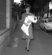 Marisa Allasio walking in Rome with her daughter Anda Federica 1962 OLD PHOTO 1