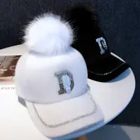 在飛比找蝦皮購物優惠-毛球帽 貼鑽字母D棒球帽 毛球白色保暖鴨舌帽
