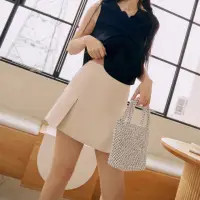 在飛比找momo購物網優惠-【OB 嚴選】純色層次造型開衩短褲裙 《CA2785》