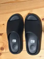 YEEZY SLIDES ONYX (JUNE 2023 DROP)