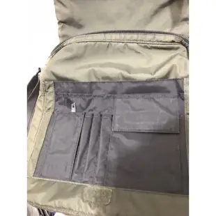 比利時Hedgren urban bags深茶綠郵差包，30*26*7公分，表面1小米粒刮傷（最後一圖）