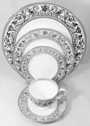 FLORENTINE PLATINUM by Wedgwood NEW NEVER USED 5 Piece Setting made in England