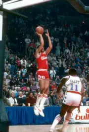 Reggie Theus of the Chicago Bulls shoots1981 Basketball Photo