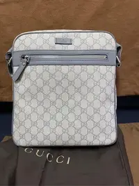 在飛比找Yahoo!奇摩拍賣優惠-國際精品當舖 GUCCI 銀色 PVC 型式：201448雙