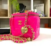 ✴︎NEW✴︎CHANEL mini vanity case Enamel Pink pearl crush ball chain small rare