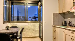 Prime-Location apartment* with JLM balcony view*