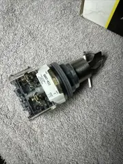Allen Bradley 800T-H32 2 Postion Selector Switch Maintained W Keys