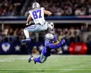 Jake Ferguson Hurdling Defender Dallas Cowboys 8x10 NFL Football Photo
