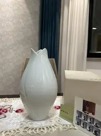 在飛比找Yahoo!奇摩拍賣優惠-香蘭社 白瓷花瓶 含苞待放的玉蘭花型 高雅溫婉的美