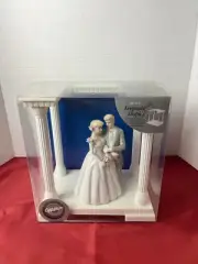 Wilton CAKE TOPPER with Keepsake Display BRIDE & GROOM Holding Each Other New