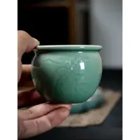 在飛比找ETMall東森購物網優惠-沈宗平青瓷功夫茶具主人杯陶瓷手工刻花中式梅子青復古風水缸茶杯