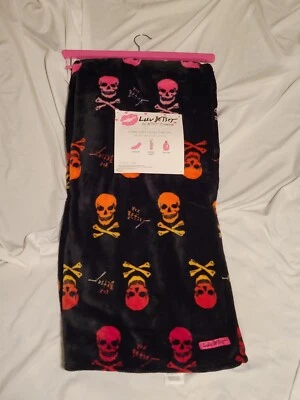 BETSEY JOHNSON OMBRÉ SKULL & CROSSBONE PLUSH HALLOWEEN THROW BLANKET 50”x 60”NWT