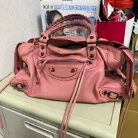 在飛比找PopChill優惠-[二手] BALENCIAGA 粉紅色羊皮機車包Part T