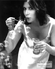 ACTRESS CARRIE FISHER BLOWING BUBBLES - 8X10 PUBLICITY PHOTO (EP-172)