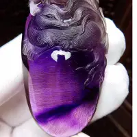 在飛比找Yahoo!奇摩拍賣優惠-幸運星天然水晶柱66mm 巴西天然紫髮鈦晶 九尾狐狸雕刻項墜