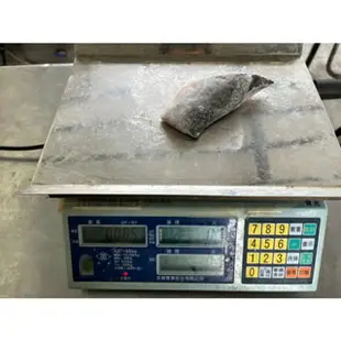 小富嚴選海鮮類鮭魚項--CP值最高的鮭魚尾頗半切(1000克裝)(便當餐盒專用)每公斤特價199元!另有鱈魚