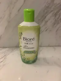 在飛比找Yahoo!奇摩拍賣優惠-[雅雅的店]Biore 淨嫩沐浴乳(溫和保濕型)茉莉與鼠尾草